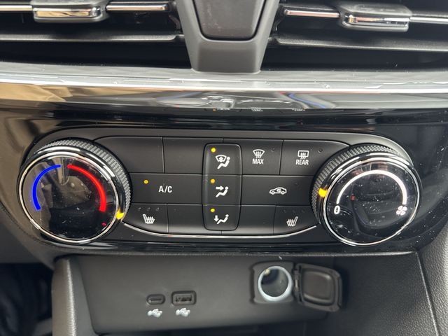 Buick Encore GX Vehicle Full-screen Gallery Image 18