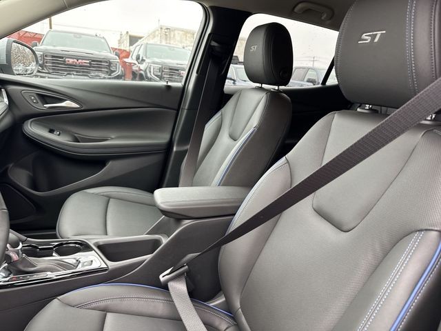 Buick Encore GX Vehicle Full-screen Gallery Image 11