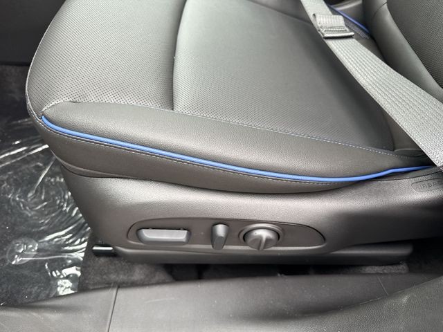 Buick Encore GX Vehicle Full-screen Gallery Image 12