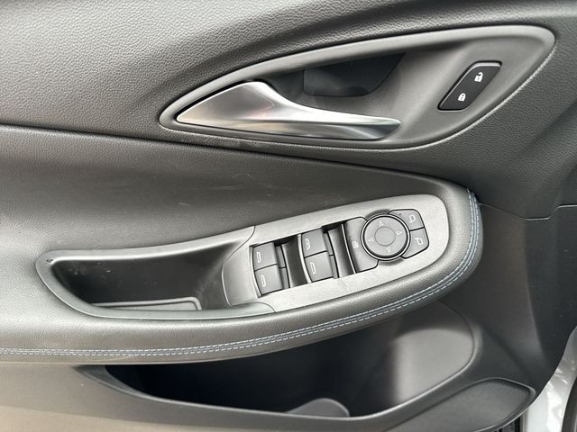 Buick Encore GX Vehicle Full-screen Gallery Image 13