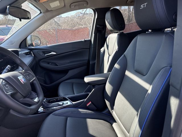 Buick Encore GX Vehicle Full-screen Gallery Image 11