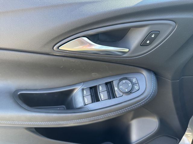 Buick Encore GX Vehicle Full-screen Gallery Image 13