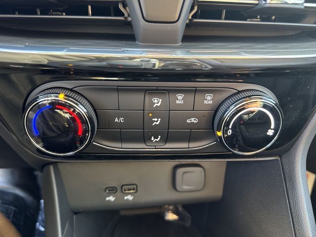 Buick Encore GX Vehicle Full-screen Gallery Image 18