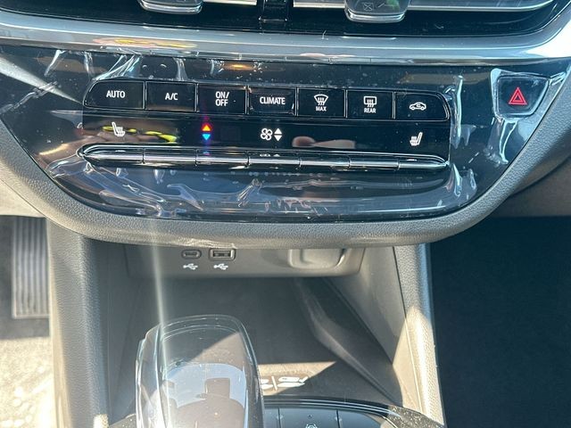 Buick Envista Vehicle Full-screen Gallery Image 18