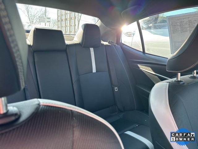 Toyota Camry Vehicle Full-screen Gallery Image 06