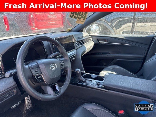 Toyota Camry Vehicle Full-screen Gallery Image 10