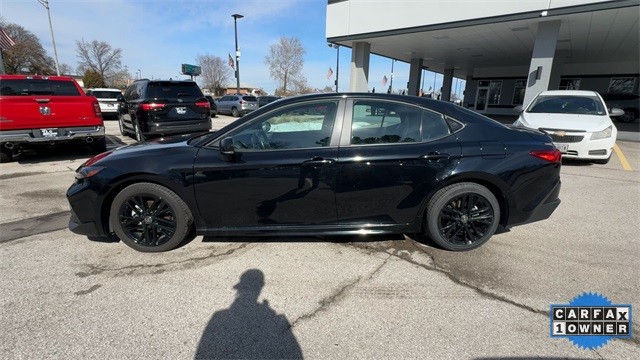 Toyota Camry Vehicle Full-screen Gallery Image 06