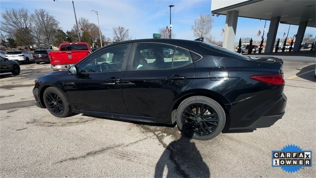 Toyota Camry Vehicle Full-screen Gallery Image 07