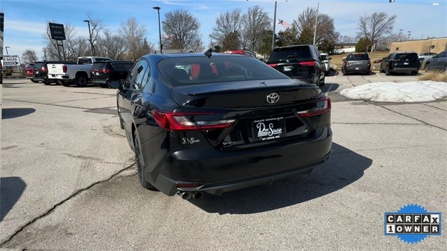 Toyota Camry Vehicle Full-screen Gallery Image 09