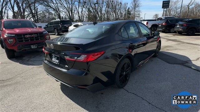 Toyota Camry Vehicle Full-screen Gallery Image 10