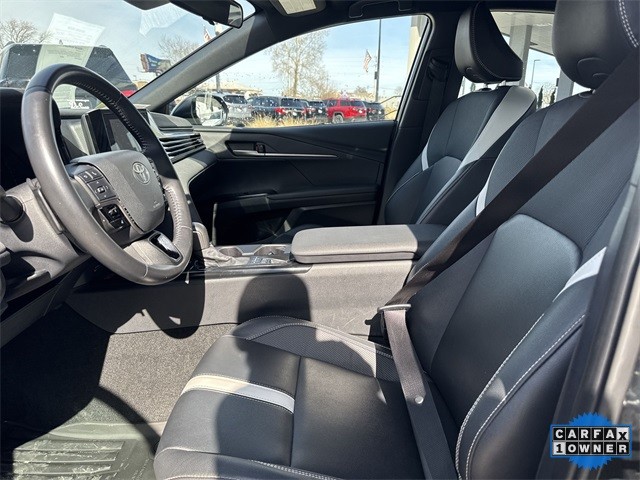 Toyota Camry Vehicle Full-screen Gallery Image 13