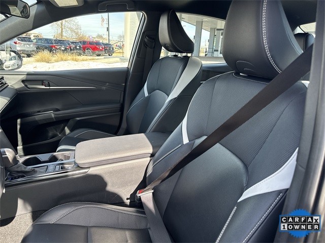 Toyota Camry Vehicle Full-screen Gallery Image 22