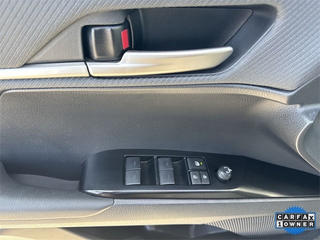 Toyota Camry Vehicle Full-screen Gallery Image 25