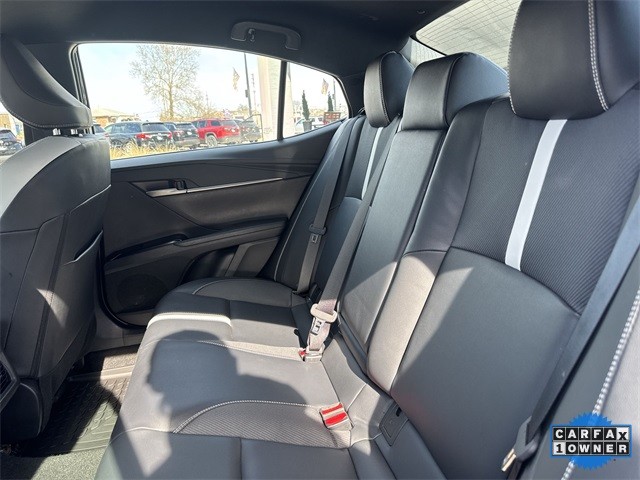 Toyota Camry Vehicle Full-screen Gallery Image 27