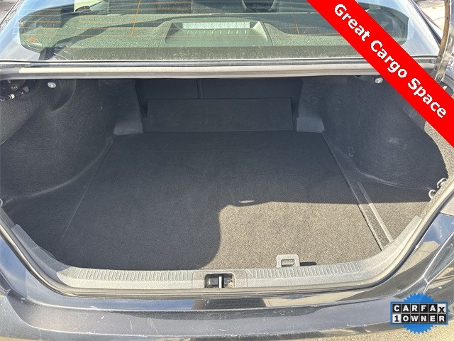 Toyota Camry Vehicle Full-screen Gallery Image 28