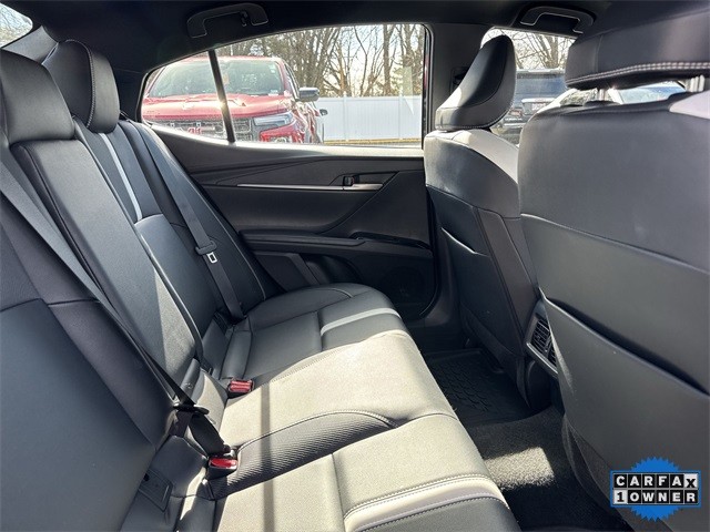 Toyota Camry Vehicle Full-screen Gallery Image 29