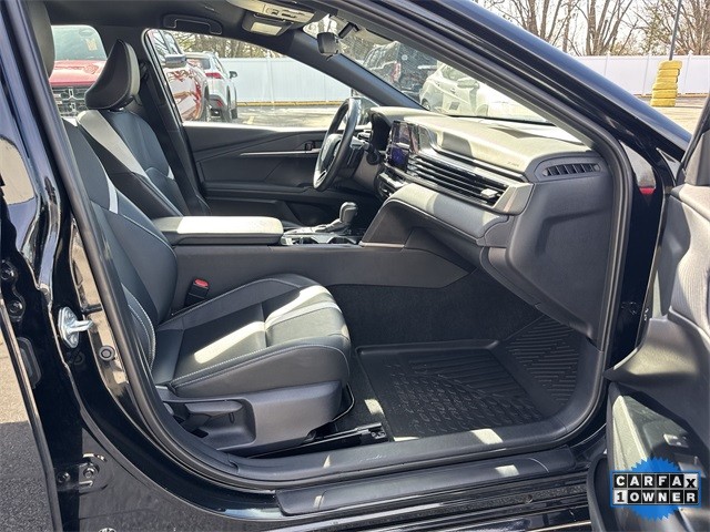 Toyota Camry Vehicle Full-screen Gallery Image 31