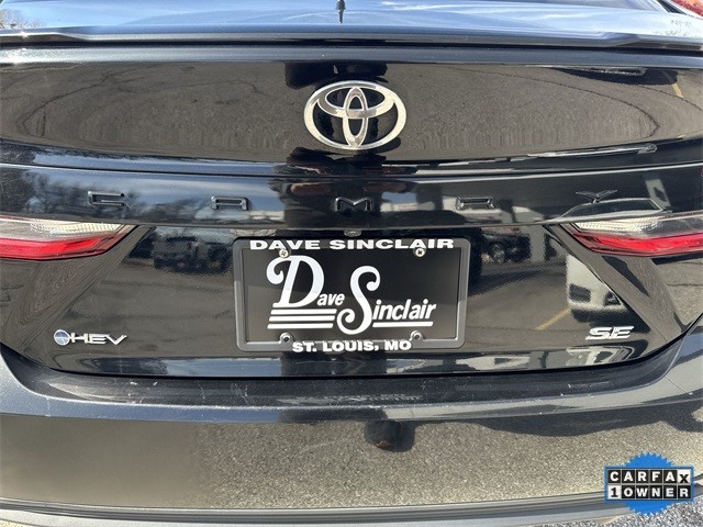 Toyota Camry Vehicle Full-screen Gallery Image 33