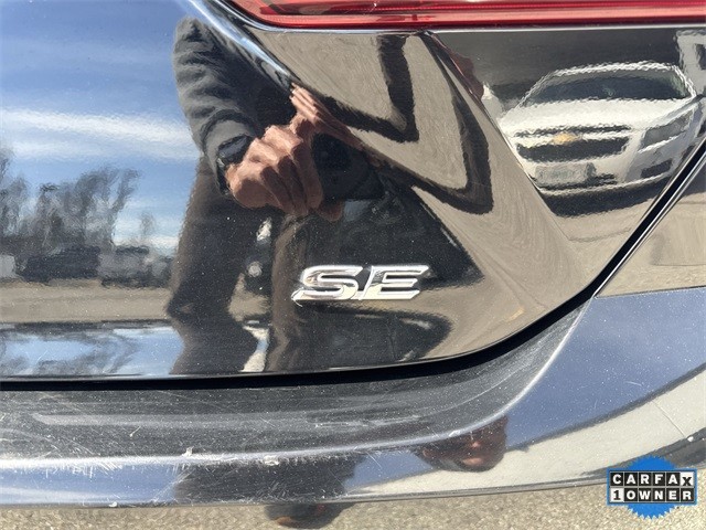 Toyota Camry Vehicle Full-screen Gallery Image 34