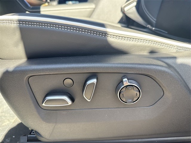 GMC Sierra 1500 Vehicle Full-screen Gallery Image 12