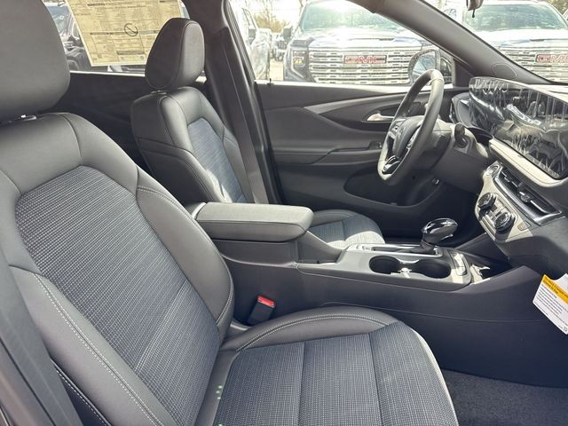 Buick Envista Vehicle Full-screen Gallery Image 23