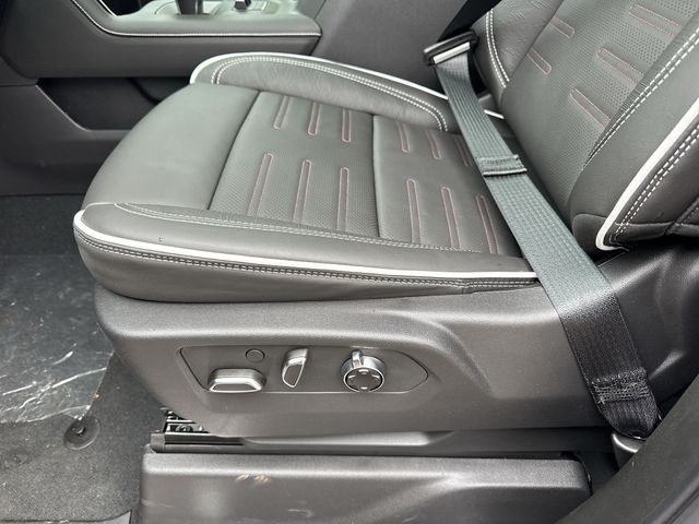 GMC Sierra 1500 Vehicle Full-screen Gallery Image 12