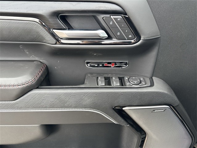 GMC Sierra 1500 Vehicle Full-screen Gallery Image 13