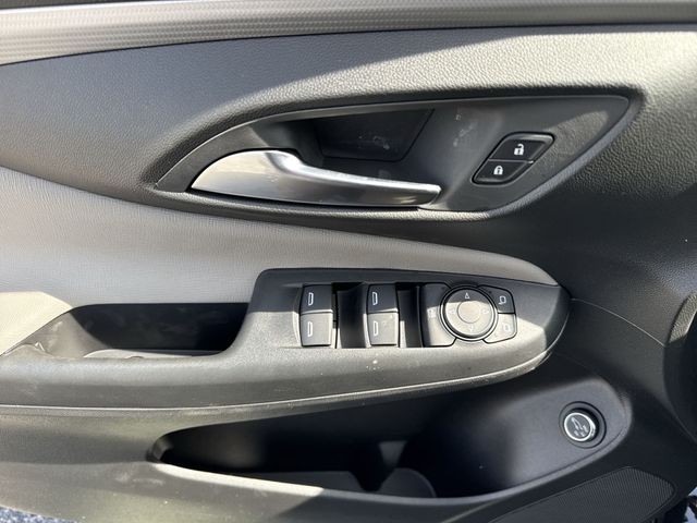 Buick Envista Vehicle Full-screen Gallery Image 13