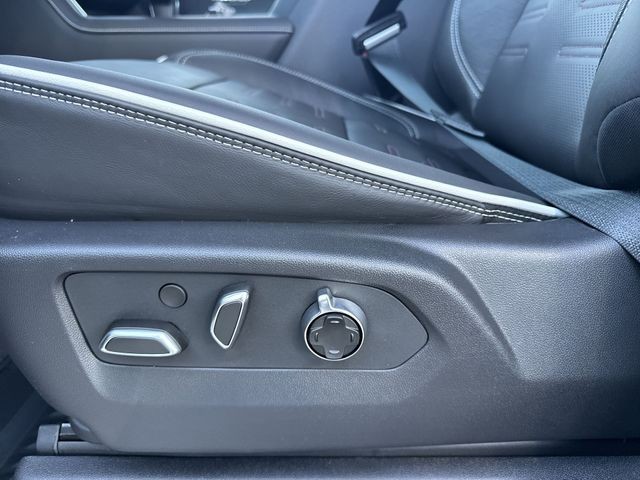 GMC Sierra 1500 Vehicle Full-screen Gallery Image 12