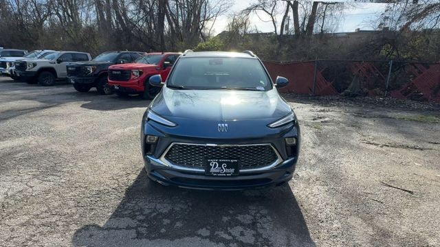 Buick Encore GX Vehicle Full-screen Gallery Image 03