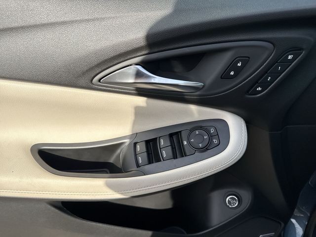 Buick Encore GX Vehicle Full-screen Gallery Image 13