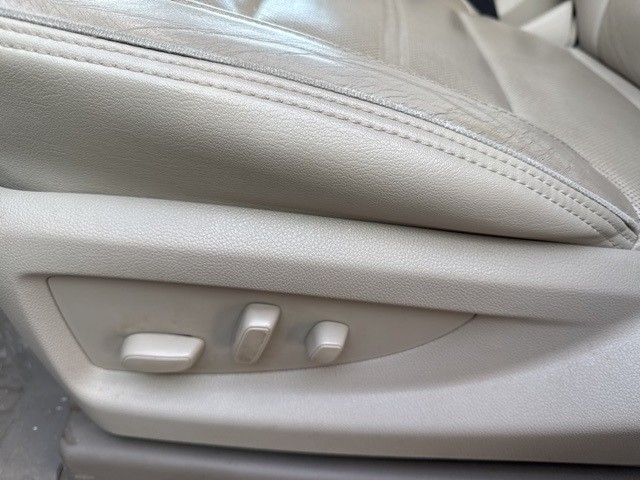 GMC Yukon XL Vehicle Full-screen Gallery Image 11