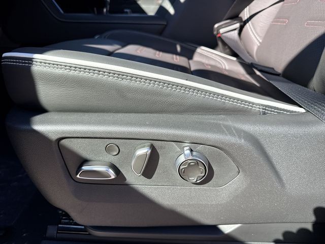 GMC Sierra 1500 Vehicle Full-screen Gallery Image 12