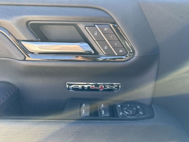 GMC Sierra 1500 Vehicle Full-screen Gallery Image 13