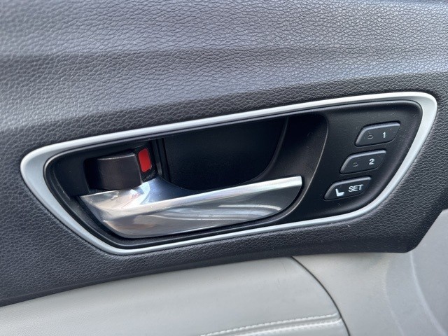 Acura TLX Vehicle Full-screen Gallery Image 15