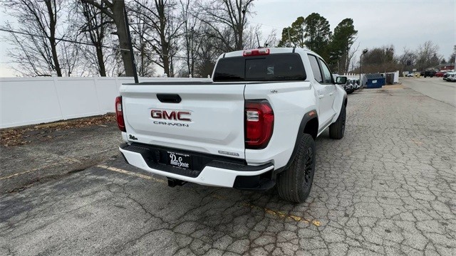 GMC Canyon Vehicle Full-screen Gallery Image 08