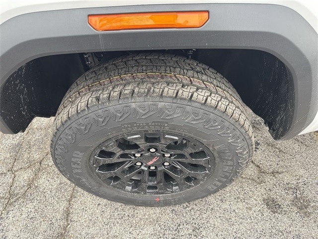 GMC Canyon Vehicle Full-screen Gallery Image 10