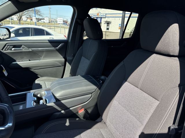 GMC Acadia Vehicle Full-screen Gallery Image 11