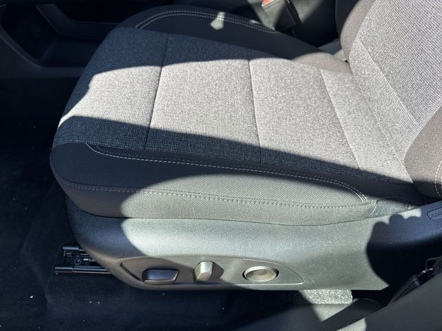 GMC Acadia Vehicle Full-screen Gallery Image 12