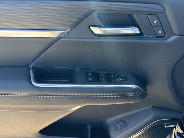 GMC Acadia Vehicle Full-screen Gallery Image 13