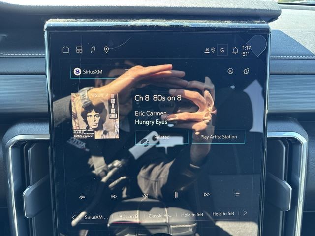 GMC Acadia Vehicle Full-screen Gallery Image 16