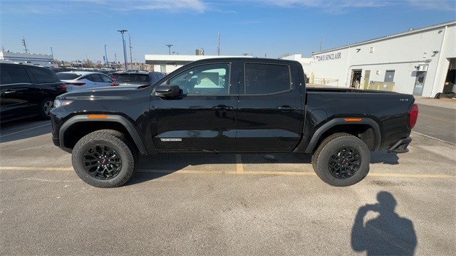 GMC Canyon Vehicle Full-screen Gallery Image 05