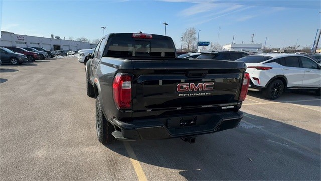 GMC Canyon Vehicle Full-screen Gallery Image 07