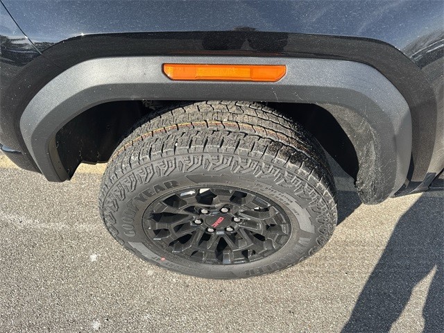 GMC Canyon Vehicle Full-screen Gallery Image 10