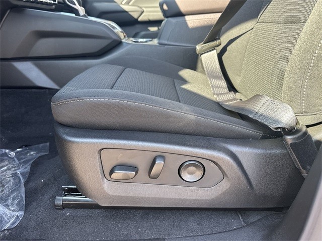 GMC Canyon Vehicle Full-screen Gallery Image 12