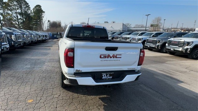 GMC Canyon Vehicle Full-screen Gallery Image 07