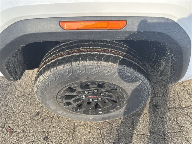 GMC Canyon Vehicle Full-screen Gallery Image 10