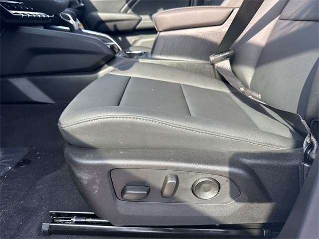 GMC Canyon Vehicle Full-screen Gallery Image 12