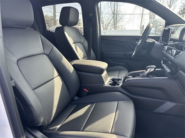 GMC Canyon Vehicle Full-screen Gallery Image 24