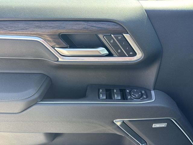 GMC Sierra 1500 Vehicle Full-screen Gallery Image 13